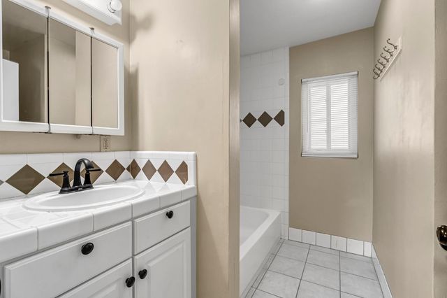 4033 E Brentwood Avenue, Fresno, CA 93703