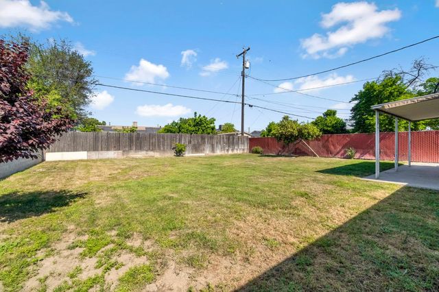 4033 E Brentwood Avenue, Fresno, CA 93703