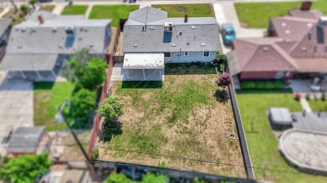 4033 E Brentwood Avenue, Fresno, CA 93703