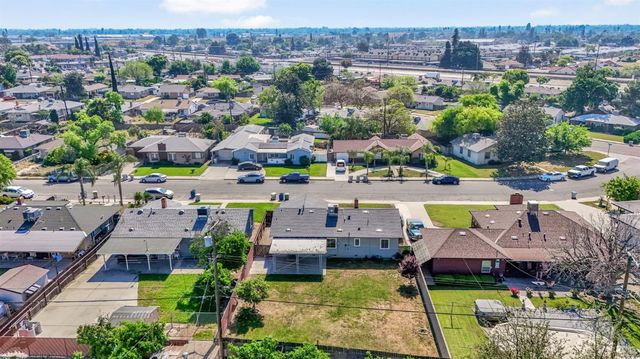 4033 E Brentwood Avenue, Fresno, CA 93703