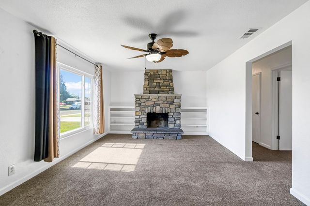 4033 E Brentwood Avenue, Fresno, CA 93703