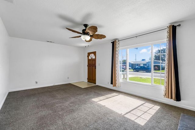 4033 E Brentwood Avenue, Fresno, CA 93703