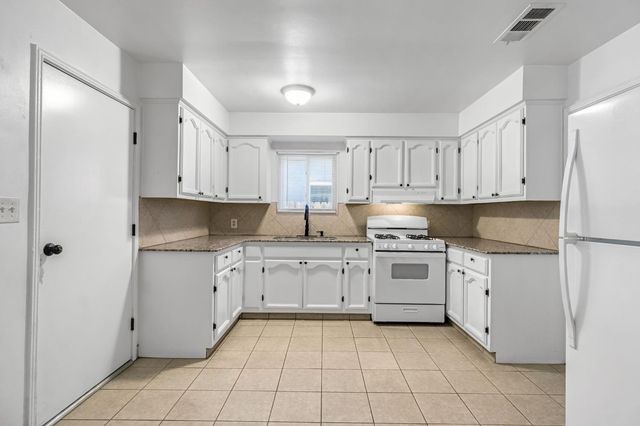 4033 E Brentwood Avenue, Fresno, CA 93703