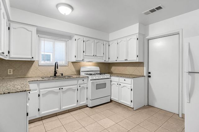 4033 E Brentwood Avenue, Fresno, CA 93703