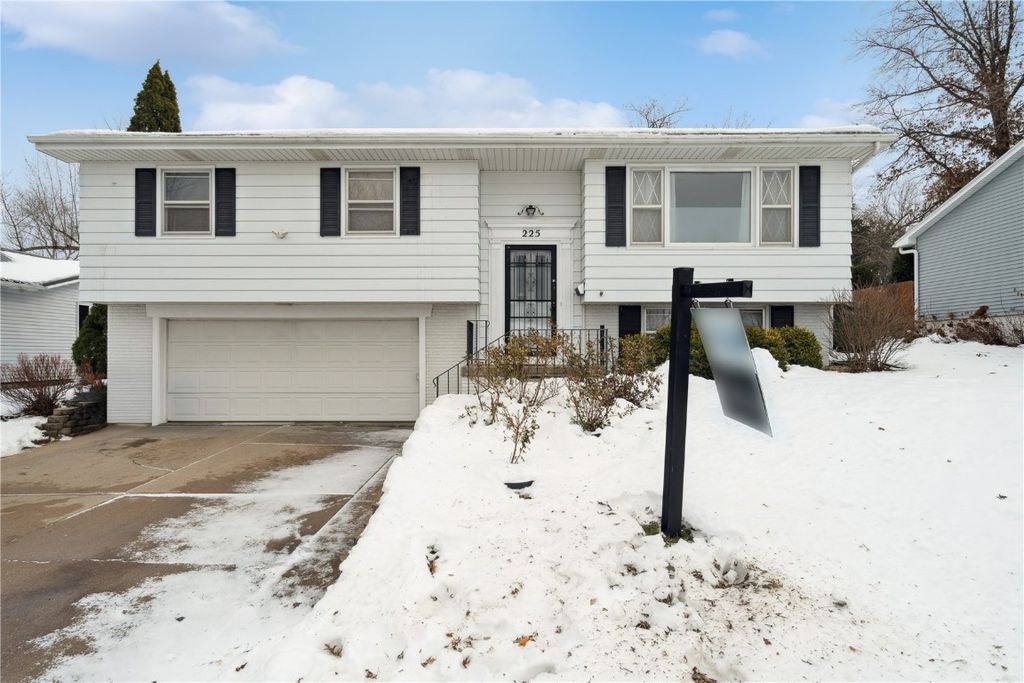 225 31st Street NW, Cedar Rapids, IA 52405