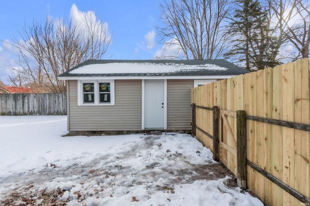 4606 W E Drive, Albion, IN 46701