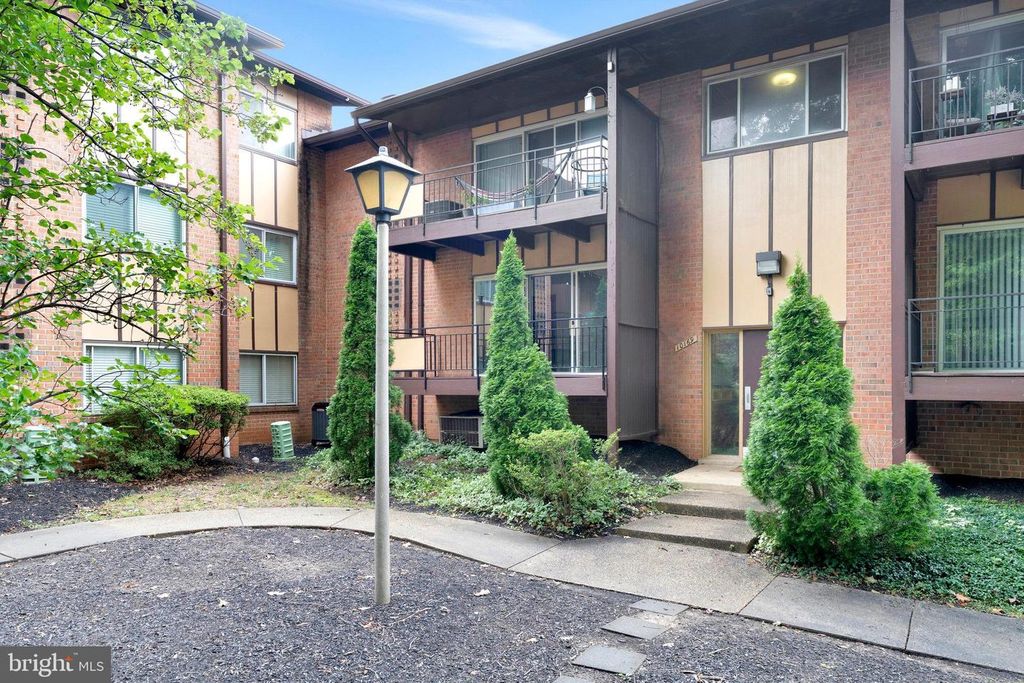 10169 FAIR WOODS DR #204, Fairfax, VA 22030