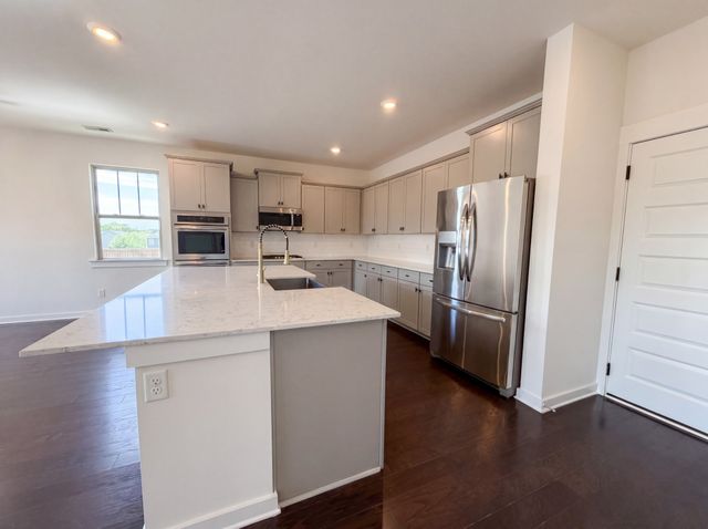 3372 Vinemont Dr, Thompsons Station, TN 37179
