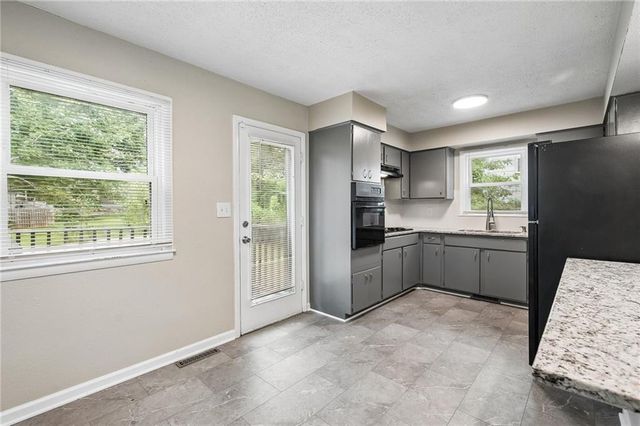 16412 E 32nd Street S, Independence, MO 64055