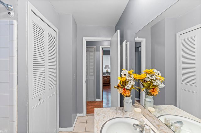 3522 Ridgecliffe Drive, Flint, MI 48532