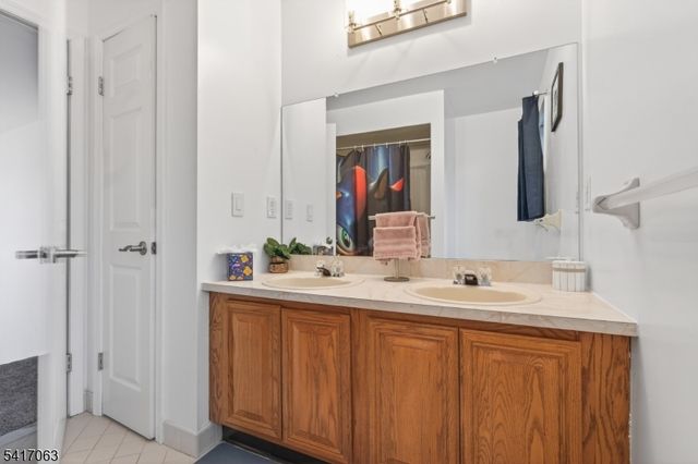 5 Hughey Ln, Hillsborough Twp., NJ 08844