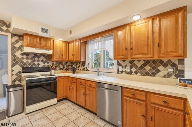 5 Hughey Ln, Hillsborough Twp., NJ 08844