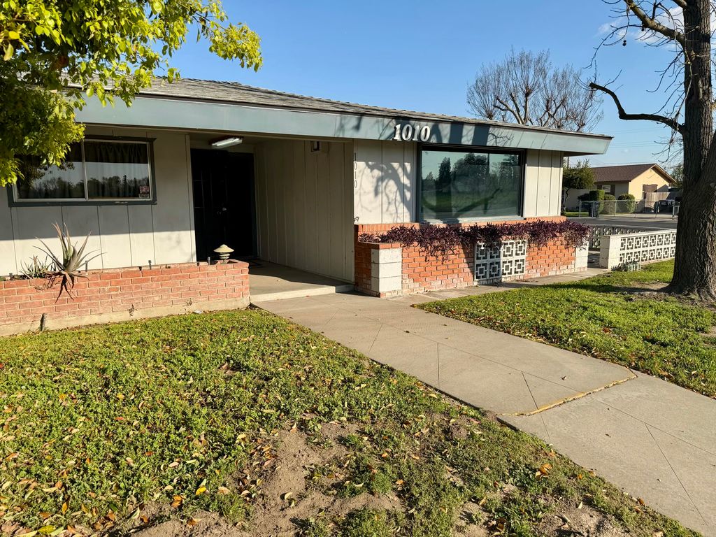 1010 S Lovers Lane, Visalia, CA 93292