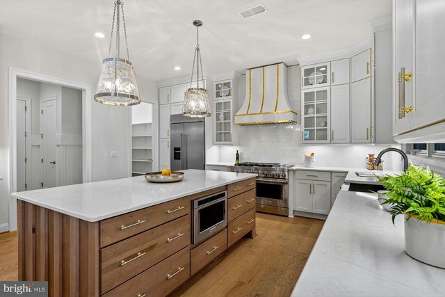 505 HILLCREST DR SW, Vienna, VA 22180