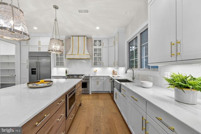 505 HILLCREST DR SW, Vienna, VA 22180