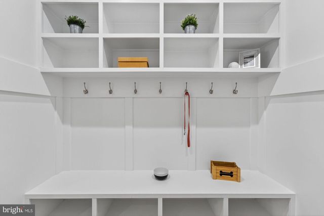 505 HILLCREST DR SW, Vienna, VA 22180