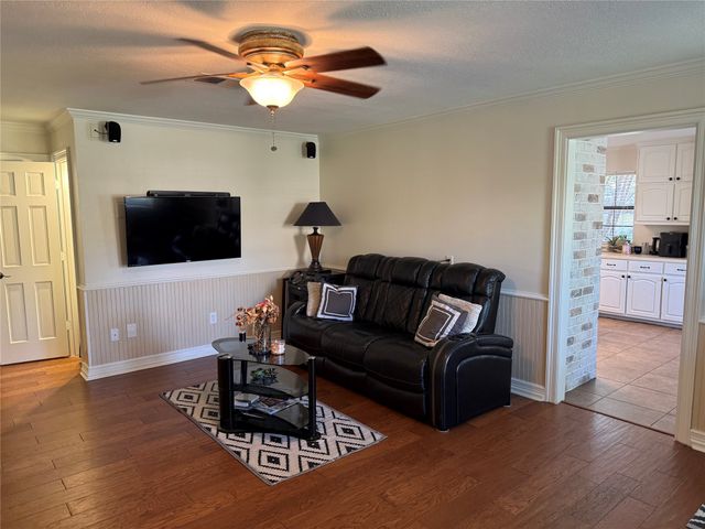 6004 Lakehurst Drive, Arlington, TX 76016
