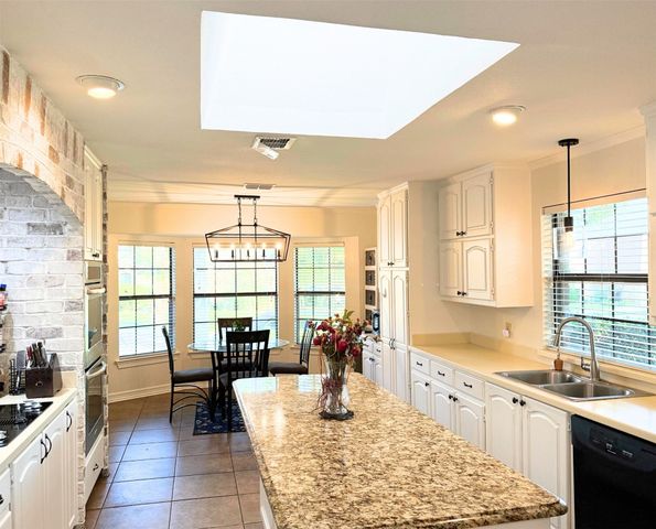 6004 Lakehurst Drive, Arlington, TX 76016