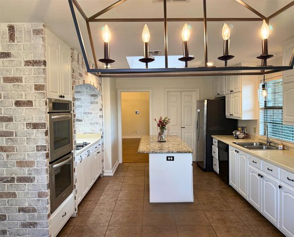 6004 Lakehurst Drive, Arlington, TX 76016