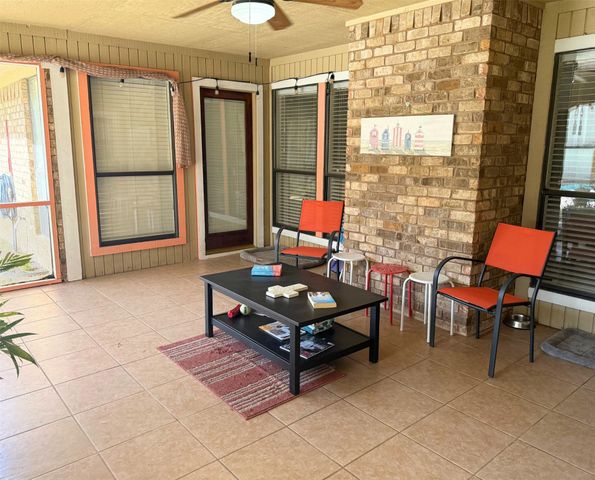 6004 Lakehurst Drive, Arlington, TX 76016