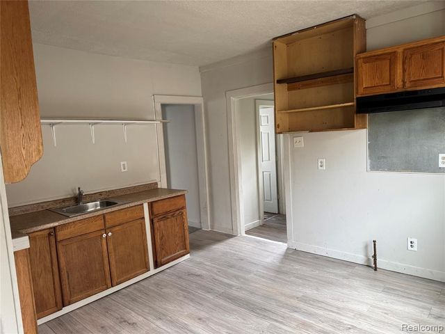 6490 Rosemont Avenue, Detroit, MI 48228