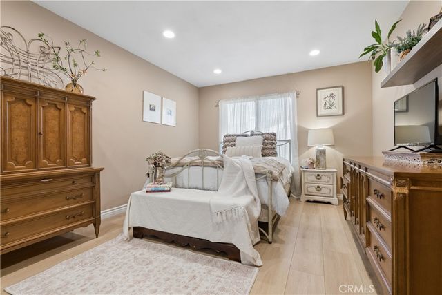 26047 Palomita, Valencia, CA 91355