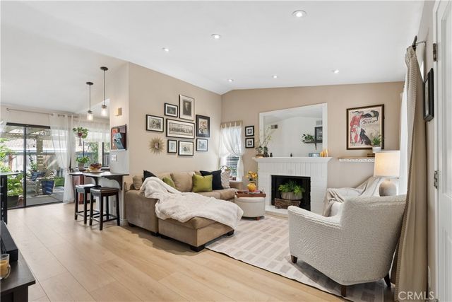 26047 Palomita, Valencia, CA 91355