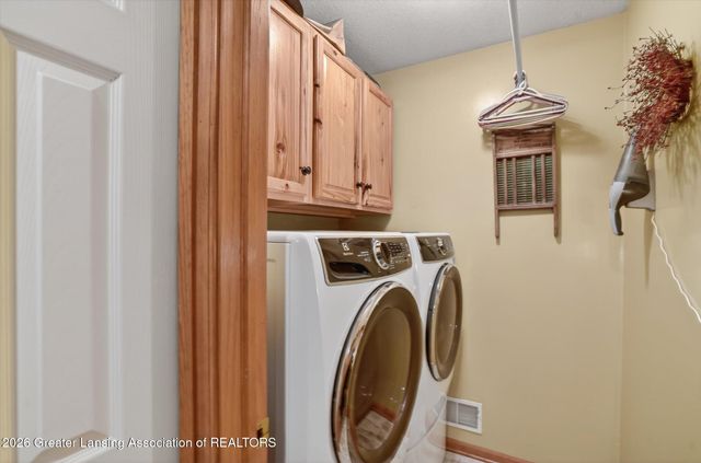 6042 Amanda Drive, Eaton Rapids, MI 48827