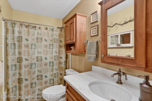 6042 Amanda Drive, Eaton Rapids, MI 48827