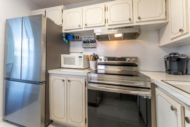 2004 Lake Osborne Drive 9, Lake Worth Beach, FL 33461