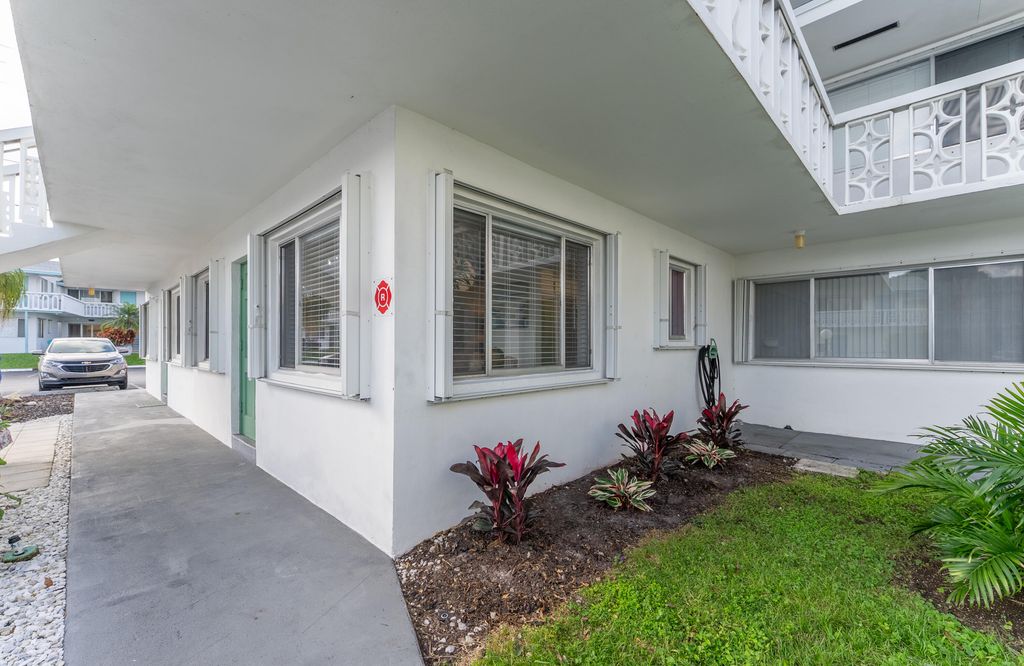 2004 Lake Osborne Drive 9, Lake Worth Beach, FL 33461