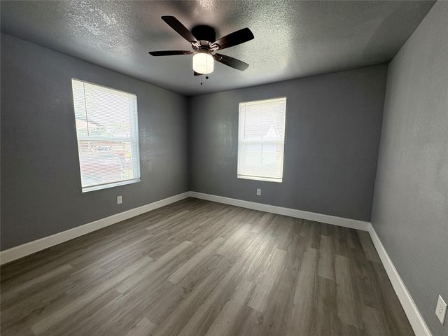 405 N Erskine Street, Angleton, TX 77515