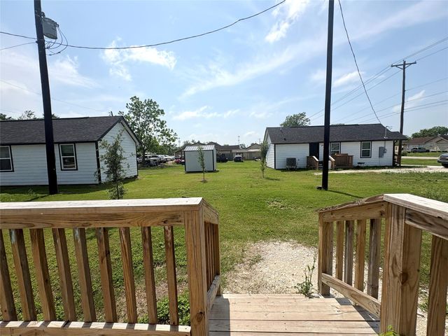 405 N Erskine Street, Angleton, TX 77515