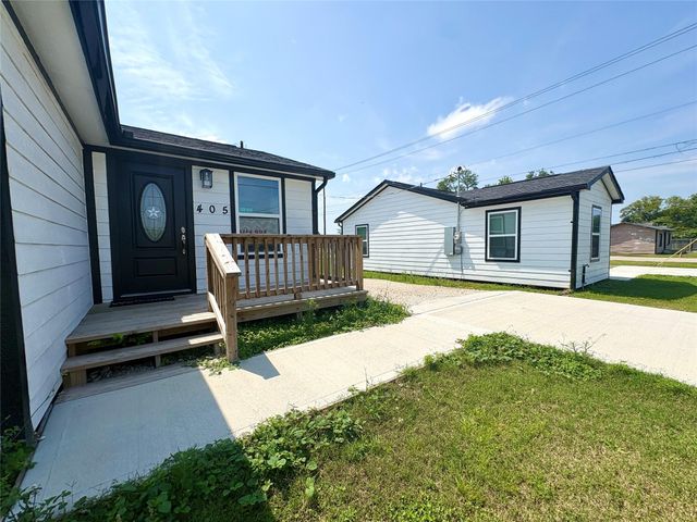 405 N Erskine Street, Angleton, TX 77515