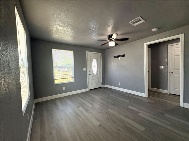 405 N Erskine Street, Angleton, TX 77515