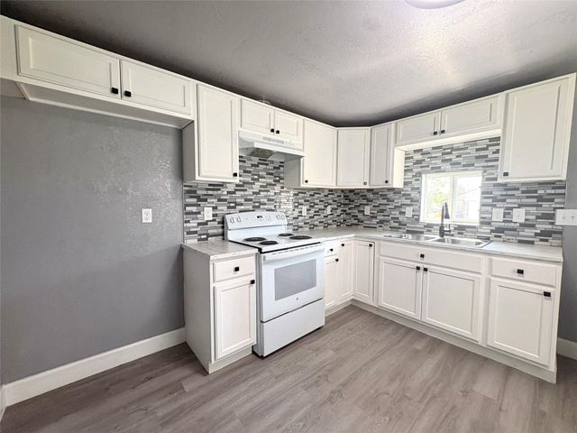 405 N Erskine Street, Angleton, TX 77515