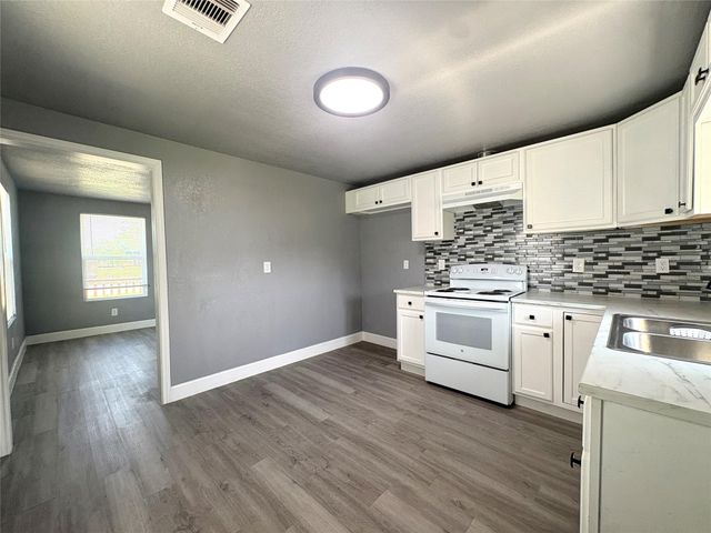 405 N Erskine Street, Angleton, TX 77515
