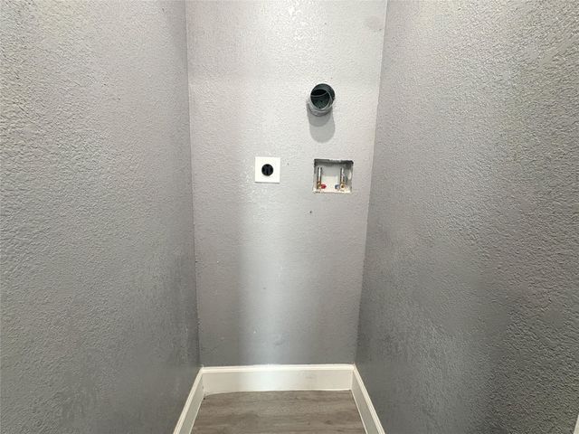 405 N Erskine Street, Angleton, TX 77515