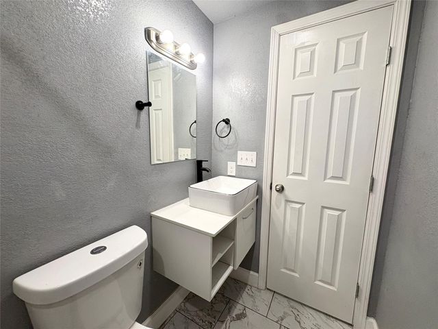 405 N Erskine Street, Angleton, TX 77515