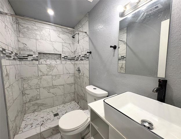 405 N Erskine Street, Angleton, TX 77515