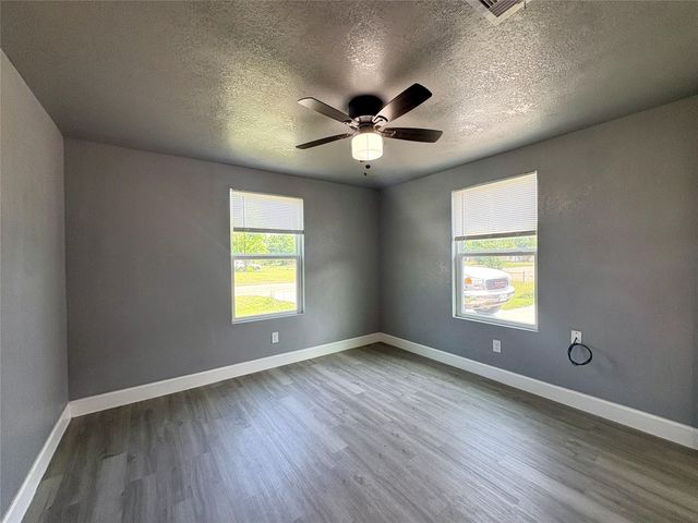 405 N Erskine Street, Angleton, TX 77515