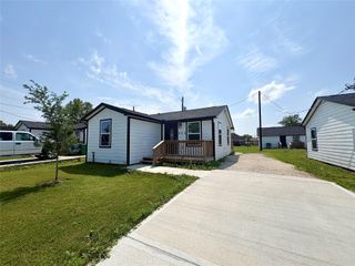 405 N Erskine Street, Angleton, TX 77515