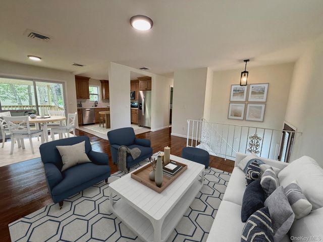 30 7th Street, Holbrook, NY 11741