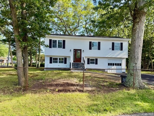 30 7th Street, Holbrook, NY 11741