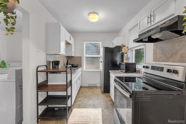 10750 Albany Street, Oak Park, MI 48237