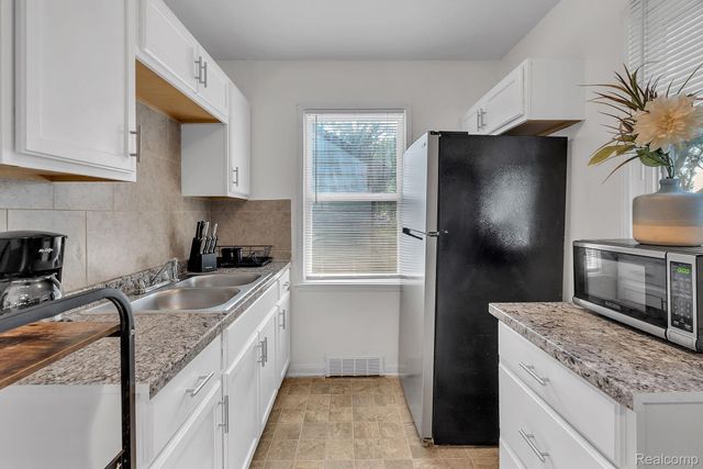 10750 Albany Street, Oak Park, MI 48237