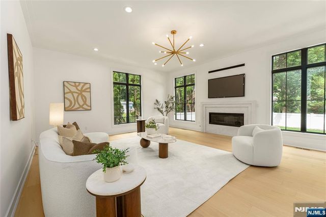 27 Crestwood Drive, Glen Rock, NJ 07452