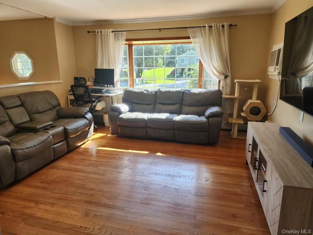 102 Meadow Lane, Poughkeepsie, NY 12603