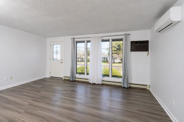 95 Rindone St, Holbrook, MA 02343