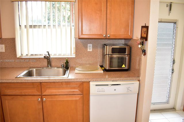 9881 Sunrise Lakes Blvd 207, Sunrise, FL 33322